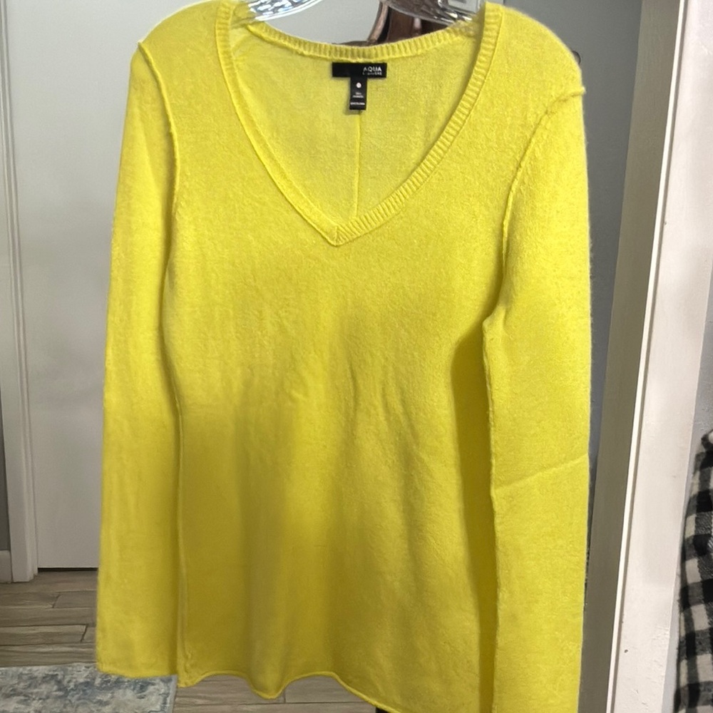 Aqua Cashmere Yellow V-Neck Sweater with Long Sleeves